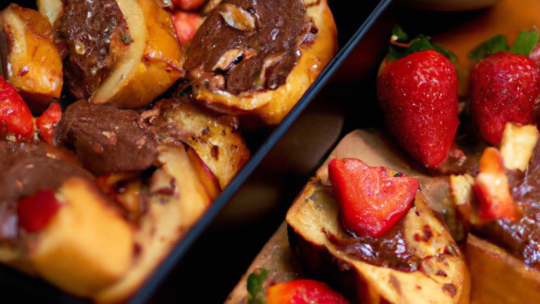 Imagem de uma fatia de torrada doce crocante com amendoim picado, fatias de morango fresco e lascas de chocolate derretido por cima. A torrada está sobre um prato branco em uma superfície de madeira, com um fundo branco.