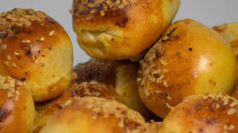 Imagem de torradas douradas e crocantes feitas em uma airfryer, cobertas com manteiga e xarope. A receita é fácil e deliciosa, perfeita para um café da manhã ou lanche rápido.