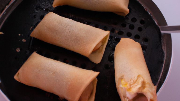 Imagem de uma porção de torradinhas crocantes e douradas feitas com massa de pastel assada na Airfryer. As torradinhas são apresentadas em um prato branco e têm um aspecto apetitoso com sua textura crocante e cor dourada.