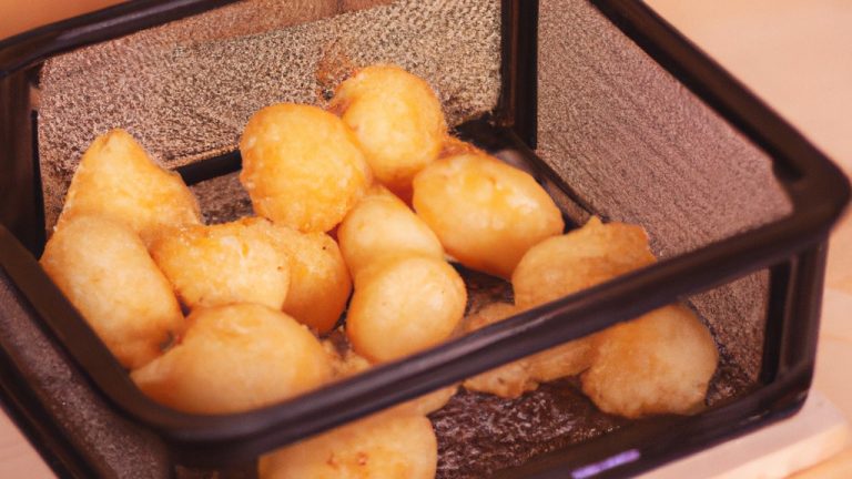 Imagem de uma Air Fryer Digital Touch Gaabor Receitas de cor preta, com um cesto removível de cor cinza. A Air Fryer tem um painel de controle digital na parte frontal, com botões de toque para selecionar as funções e ajustar o tempo e a temperatura.