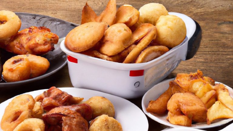 Imagem de duas famílias, uma com uma fritadeira de ar e a outra com uma air fryer grand family. As duas famílias estão sorrindo e felizes. O texto na imagem diz "Air Fryer Family e Grand Family - Mondial Receitas".
