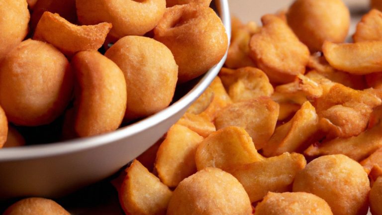 Imagem de uma Air Fryer Multilaser Receitas, um eletrodoméstico de cozinha usado para fritar alimentos com pouco ou nenhum óleo. A fritadeira possui um cesto removível para facilitar a colocação e remoção dos alimentos, e um painel de controle digital com vários ajustes de temperatura e tempo.