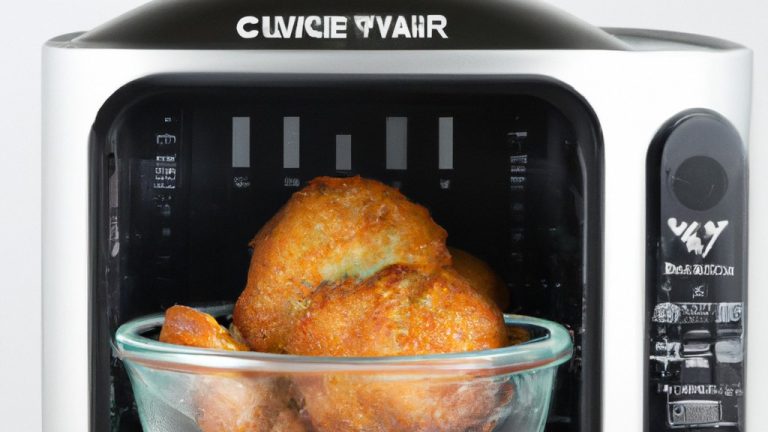 Imagem de uma Air Fryer Electrolux Air Fryer Oven Eaf90, um eletrodoméstico de cozinha usado para fritar alimentos sem óleo. O forno tem um acabamento em aço inoxidável e um visor digital que mostra a temperatura e o tempo de cozimento. A porta é transparente, permitindo que os usuários monitorem o progresso do cozimento dos alimentos.