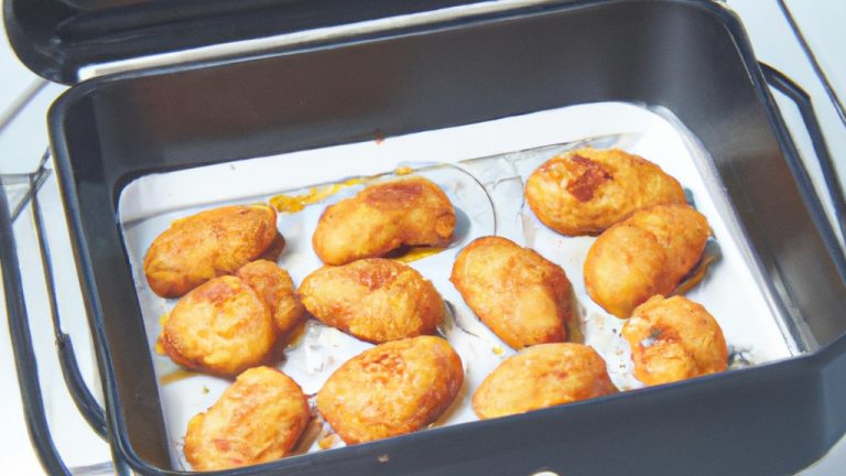 Imagem de uma Air Fryer Philco 8.1l PRF13P. A Air Fryer é preta com detalhes em prata e possui uma capacidade de 8,1 litros. Na imagem, a Air Fryer está sendo usada para preparar uma receita de batata frita.