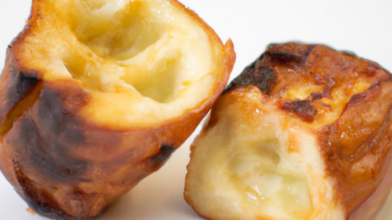 Imagem de abobrinhas recheadas crocantes e douradas cozidas na Airfryer, recheadas com uma mistura saborosa de carne moída, arroz, queijo e vegetais.