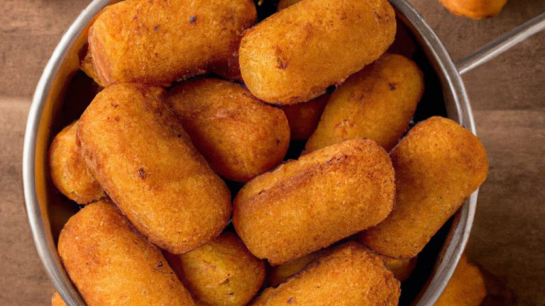 Imagem de uma fritadeira Air Fryer branca com uma cesta de metal removível cheia de batatas fritas douradas. O texto na imagem diz "O Melhor Blog Sobre Air Fryer".