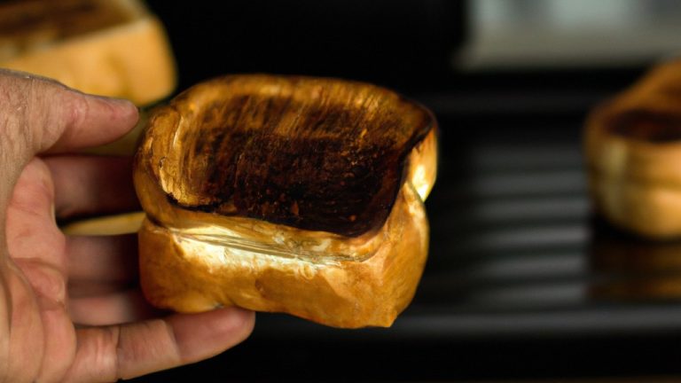 Imagem de uma torradeira de ar cheia de fatias de pão torradas douradas.