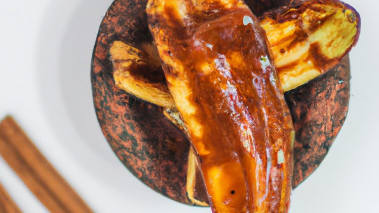 Imagem de uma banana caramelizada crocante cozida em uma Air Fryer, com um exterior dourado e um interior macio e caramelizado.