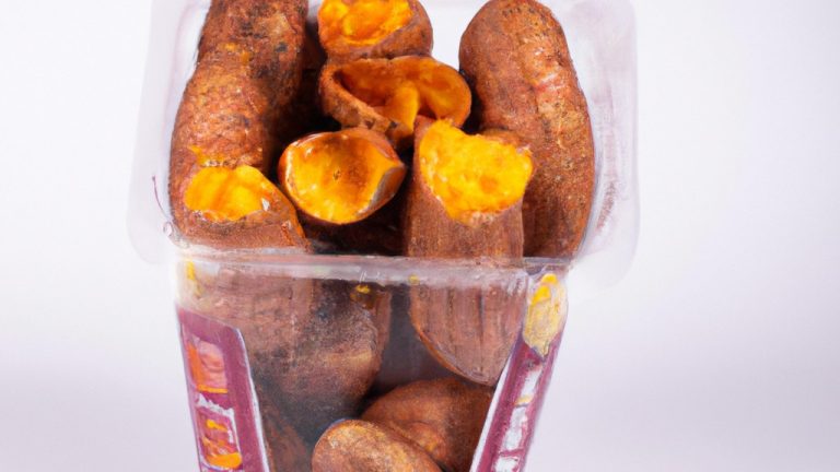 Foto de uma batata assada marrom-clara com casca crocante e recheada com queijo derretido, bacon e cebolinha.