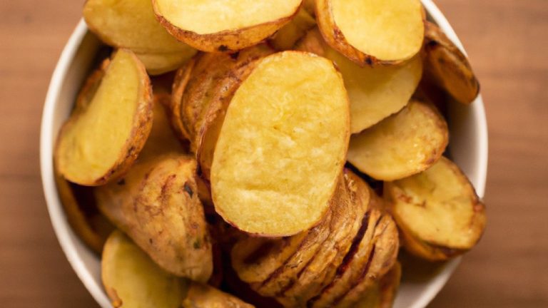 Uma batata rosti crocante e dourada na Airfryer, com bordas crocantes e um interior macio e fofo. A batata é cortada em tiras finas e misturada com especiarias e ervas, depois pressionada em um disco e cozida na Airfryer até ficar dourada e crocante.