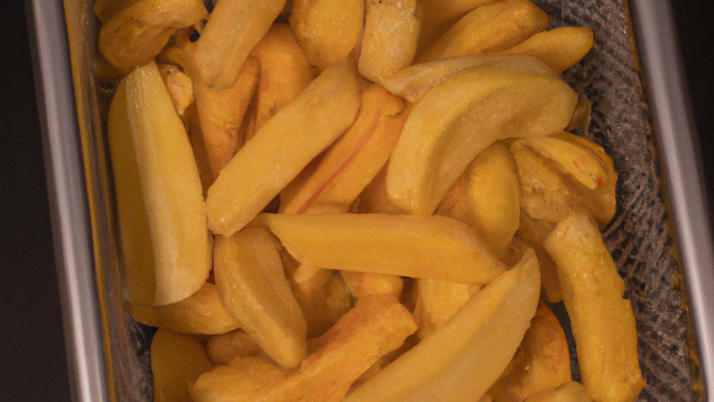 Uma foto de Batatas Duchesse crocantes e douradas preparadas na Airfryer. As batatas são moldadas em formatos delicados e espalhadas sobre uma placa. O fundo é desfocado, criando uma sensação de profundidade.