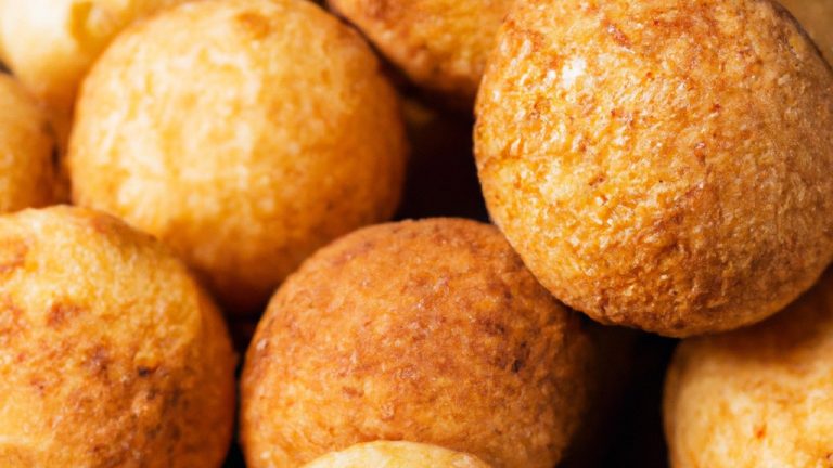 Imagem de bauruzinhos dourados e crocantes cozidos em uma airfryer. Os bauruzinhos têm uma crosta externa crocante e um interior macio e fofo, e são servidos em um prato com um mergulho de sua escolha.