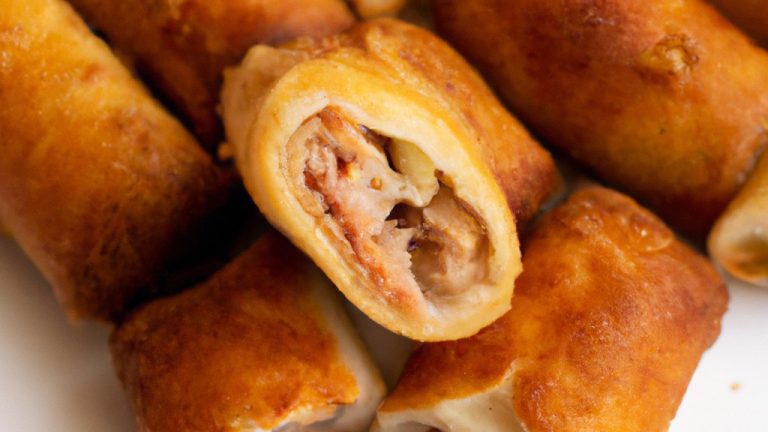 Imagem de três variedades de baurus recheados com queijo processado derretido e servidos em um prato. O bauru à esquerda tem uma fatia de presunto e é chamado de "Joelho". O bauru central tem uma fatia de salame e é chamado de "Americano". O bauru à direita é enrolado e é chamado de "Enroladinho". Todos os baurus foram preparados em uma airfryer.