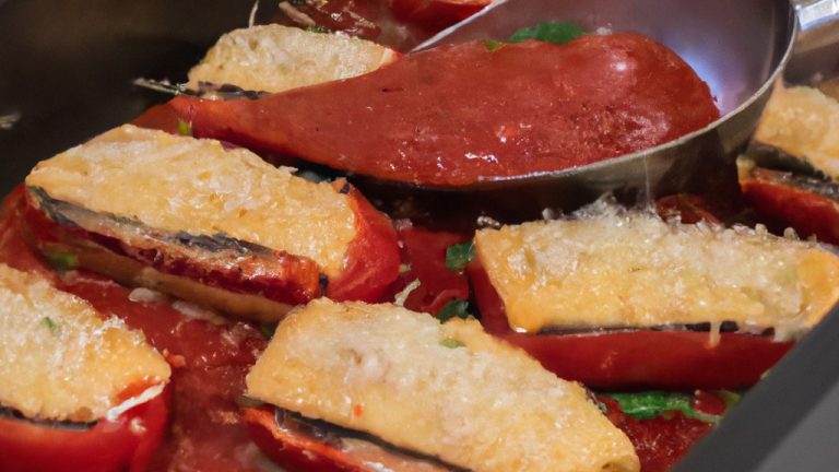 Imagem de berinjela à parmegiana preparada na airfryer. A berinjela é fatiada e empanada com farinha de rosca e queijo parmesão, depois frita na airfryer até ficar crocante e dourada. É coberta com molho de tomate caseiro, queijo mussarela e manjericão fresco.