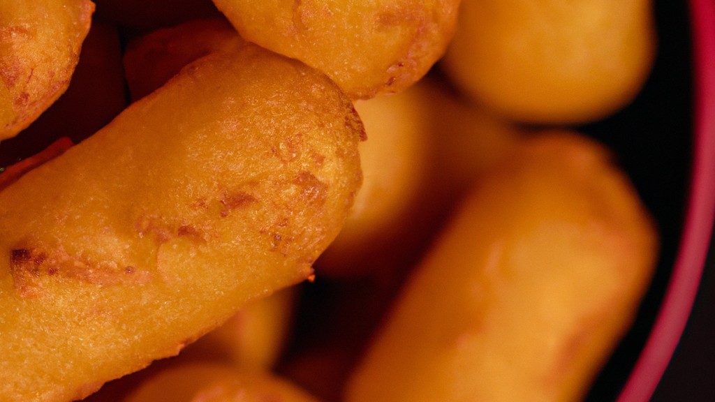 Imagem de beterrabas fatiadas e assadas em uma cesta de airfryer. As beterrabas estão douradas e crocantes por fora, macias e suculentas por dentro.