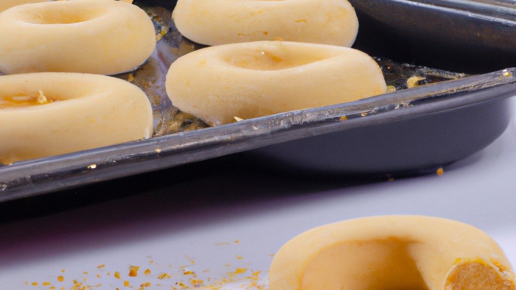 Imagem de biscoitos dourados e crocantes dispostos em uma cesta de fritadeira de ar. Os biscoitos são fofos e folhosos, com bordas levemente douradas. A fritadeira de ar é visível ao fundo, com uma cesta de aramado e um elemento de aquecimento exposto.