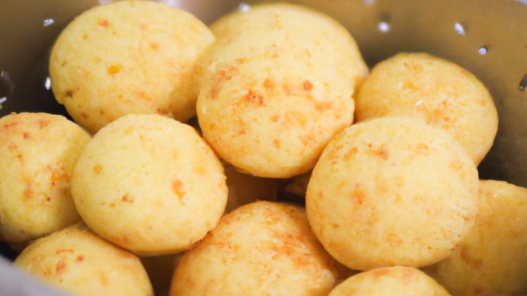 Bolinhos de arroz crocantes e dourados preparados na airfryer, perfeitos para um lanche rápido ou um acompanhamento saboroso.