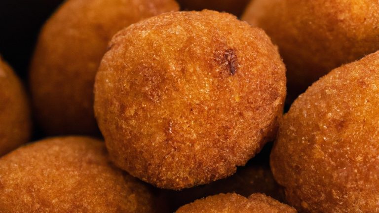 Bolinhos de carne crocantes e dourados cozidos na airfryer, recheados com um ovo cozido macio e envoltos em uma crosta crocante de pão ralado.