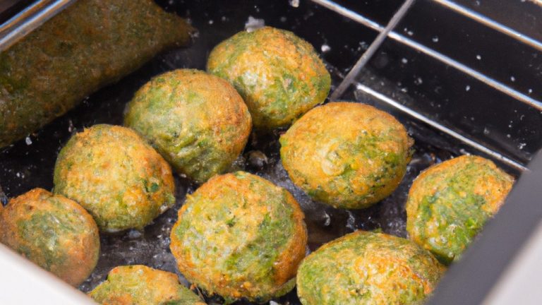 Bolinhos crocantes de espinafre cozidos na Airfryer. Os bolinhos são dourados e crocantes por fora, com um interior verde vibrante e saboroso recheado com espinafre. Eles são acompanhados por um molho de iogurte refrescante para equilibrar o sabor.
