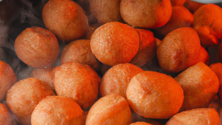 Imagem de bolinhos de linguiça fritos na Airfryer. Os bolinhos são dourados e crocantes, com um recheio suculento de linguiça. Eles estão servidos em um prato com um molho de mostarda ao lado.