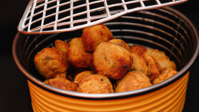 Uma foto de bolinhos de porco orientais fritos na Airfryer. Os bolinhos são dourados e crocantes, com um recheio de carne de porco moída. Eles são servidos com um molho de soja ao lado.