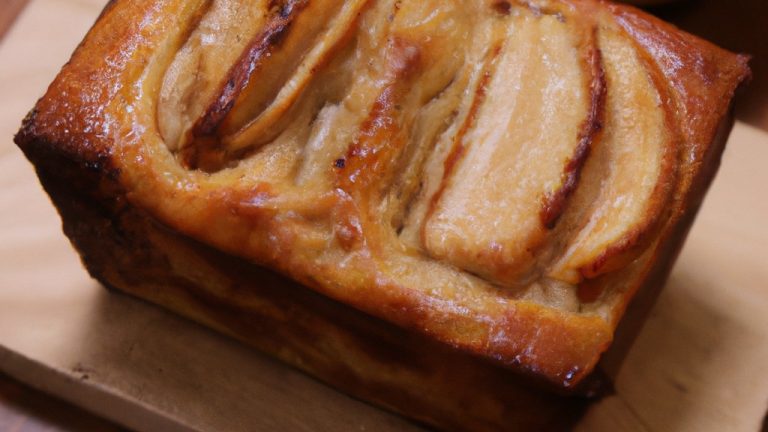 Imagem de uma airfryer com um bolo de maçã e passas assado dentro. O bolo é dourado e tem uma crosta crocante, com maçãs e passas visíveis na superfície.