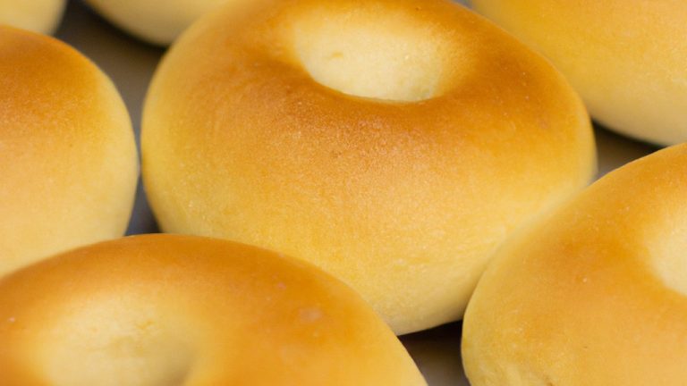 Imagem de um pão de queijo assado em uma Air Fryer. O pão de queijo é redondo e dourado, com uma crosta crocante e um interior macio e arejado.