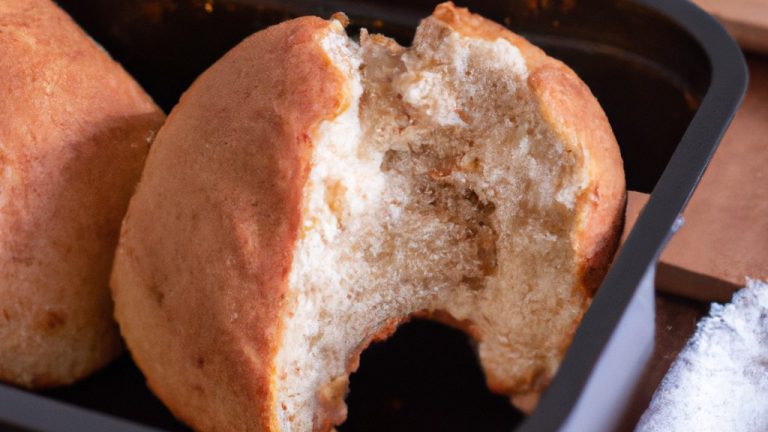 Foto de um prato cheio de bolinhos salgados crocantes e dourados feitos na airfryer. Os bolinhos têm uma crosta escamosa e um recheio saboroso, que pode ser visto através dos buracos.