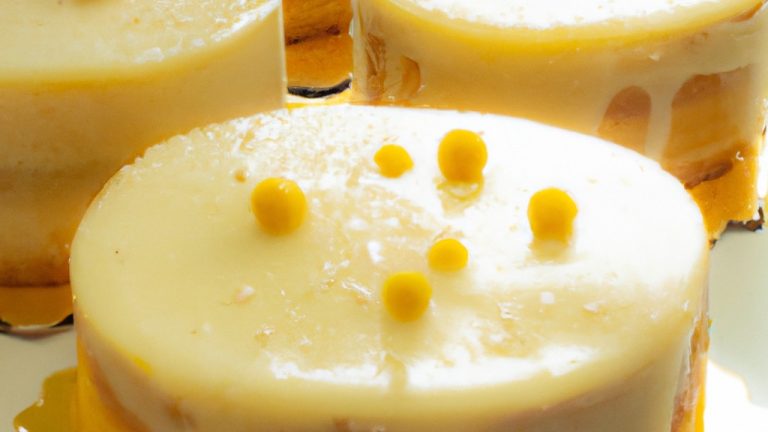 Imagem de um livro de receitas com capa vermelha e detalhes dourados. O título do livro é "Bolos De Família - Meu Novo Livro De Receitas Com Histórias!". A imagem mostra a autora do livro, Ana Luiza, segurando o livro em suas mãos.