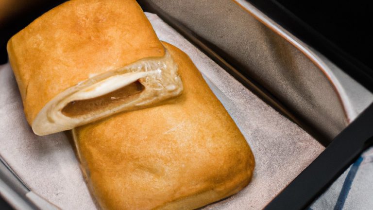 Imagem de Brie en Croute cozido em Airfryer. O queijo Brie é envolto em massa folhada e assado até dourar. A massa folhada é escamosa e crocante, enquanto o Brie é derretido e cremoso no interior.