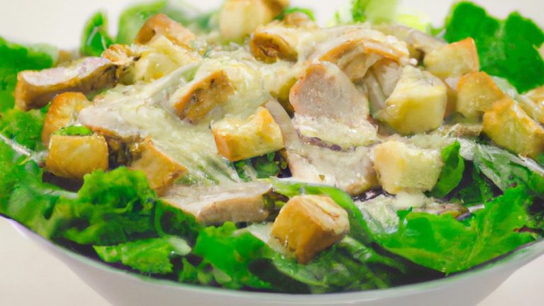 Imagem de uma salada César feita com alface romana, croutons de alho torrados na airfryer, queijo parmesão ralado e molho caseiro.