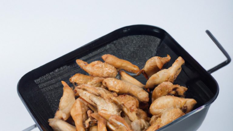 Imagem de uma airfryer cheia de tiras de carne seca frita e crocante, com um fundo desfocado de uma cozinha. As tiras são de cor marrom-dourada e têm uma textura crocante, com algumas ervas e especiarias polvilhadas por cima.