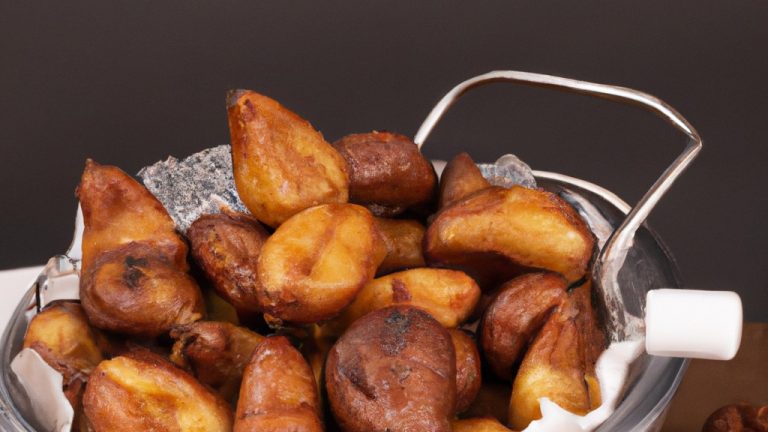 Uma foto de uma tigela de castanhas portuguesas assadas na Airfryer. As castanhas estão douradas e têm uma casca levemente rachada. Elas estão dispostas em uma tigela de cerâmica branca com uma borda azul. Ao fundo, há uma parede de tijolos brancos e uma janela com cortinas azuis.