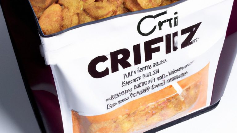 Imagem de chips de cará crocantes e dourados empilhados em uma tigela branca. Eles são feitos na airfryer, o que lhes confere uma textura crocante e um interior macio e fofo. Os chips são temperados com sal e pimenta e têm um tom dourado claro.