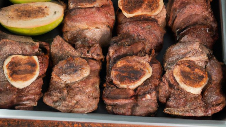 Imagem de um prato com churrasquinho grego feito na Airfryer. Os pedaços de carne estão dourados e suculentos, espetados em palitos de madeira. O prato é acompanhado por arroz, salada e molho tzatziki.