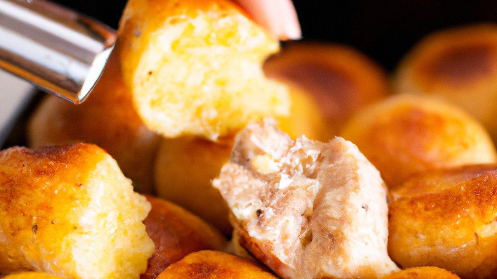 Imagem de uma cocada assada dourada em uma airfryer. A cocada é feita com coco ralado, leite condensado e açúcar mascavo e é coberta com uma crosta crocante.