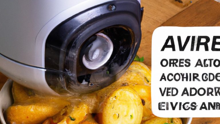 Uma mulher sorridente vestida com um avental azul segura uma cesta de Airfryer com revestimento antiaderente. A cesta está limpa e sem arranhões, indicando que foi bem cuidada.