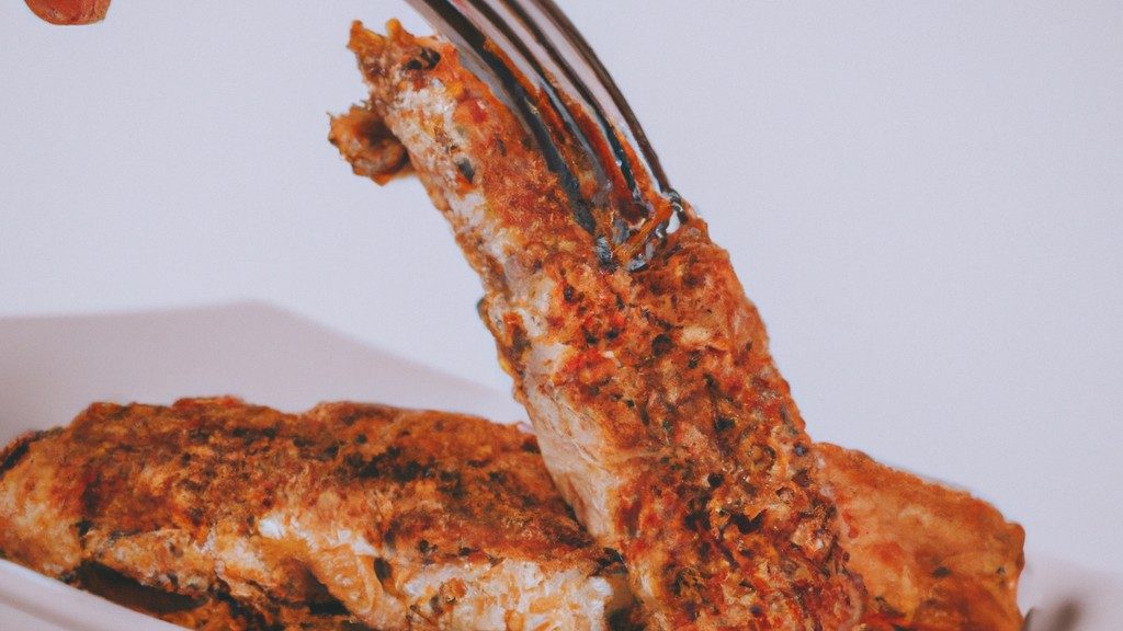 Imagem de uma banana empanada frita na air fryer, com uma crosta dourada e crocante. A banana está fatiada em rodelas e empanada em uma mistura de farinha de rosca, queijo parmesão e especiarias.