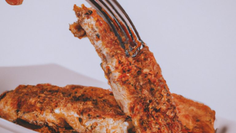 Imagem de uma banana empanada frita na air fryer, com uma crosta dourada e crocante. A banana está fatiada em rodelas e empanada em uma mistura de farinha de rosca, queijo parmesão e especiarias.