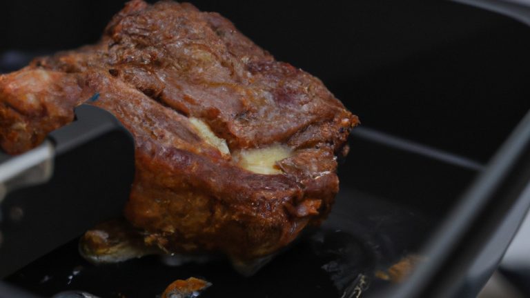 Imagem de um bife suculento grelhado em uma Airfryer, com linhas de grelha douradas e um interior rosado e suculento. A Airfryer fica ao lado, com sua cesta aberta, mostrando o bife dentro.