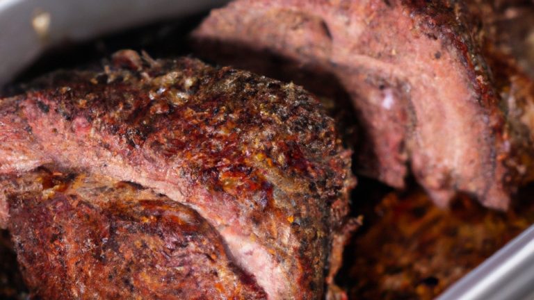 Imagem de uma carne assada dourada e suculenta cozida em uma Airfryer. A carne é colocada sobre uma cama de vegetais, incluindo batatas, cenouras e cebolas. O texto "Carne Assada na Airfryer" é sobreposto à imagem.