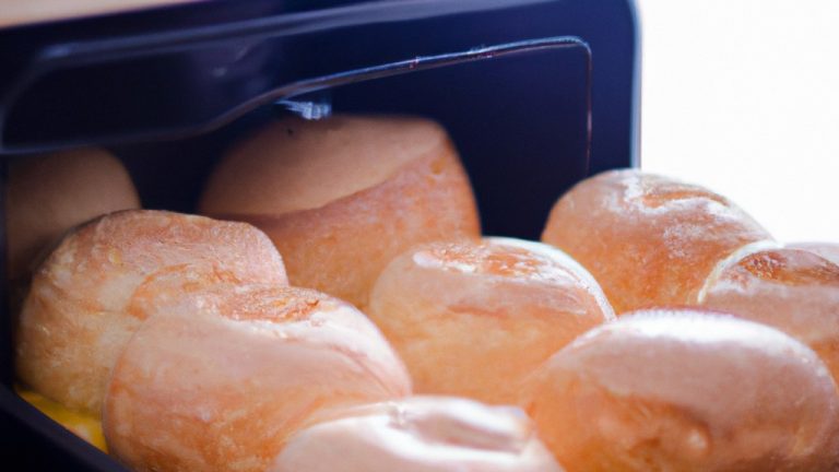 Imagem de uma fatia de pudim de pão dourado em uma travessa branca, com uma colher ao lado e uma fatia cortada para mostrar o interior úmido e cremoso. As bordas do pudim são douradas e crocantes, e é polvilhado com açúcar de confeiteiro.