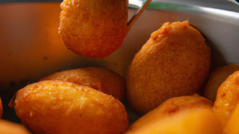 Imagem mostrando um prato de torresmo feito na Airfryer, com torresmos crocantes e dourados empilhados uns sobre os outros.