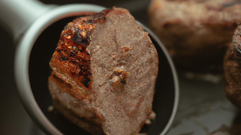 Imagem de uma airfryer com bifes e filés sendo grelhados. O texto na imagem diz "Como Preparar Carnes Em Bifes E Filés Na Airfryer?"