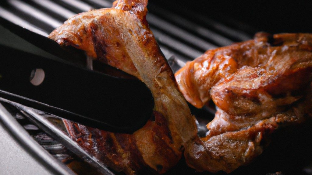 Imagem de costelinhas de porco assadas em uma airfryer. As costelinhas são douradas e crocantes, com gotas de molho barbecue escorrendo.