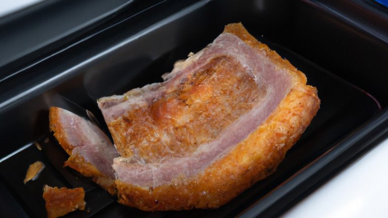 Imagem de costelinhas de porco cozidas em uma Airfryer. As costelas são douradas e crocantes, com uma pitada de especiarias. Elas estão dispostas em uma cesta de Airfryer, prontas para serem servidas.
