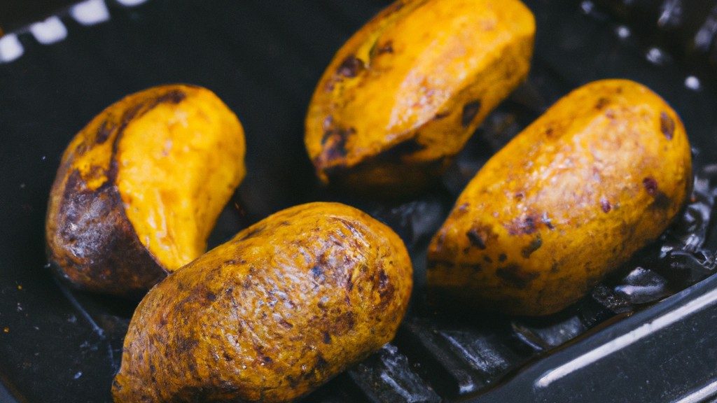 Imagem de uma banana cortada longitudinalmente e colocada em uma fritadeira. A casca da banana está ligeiramente dourada e há uma fatia de banana saliente da fritadeira.
