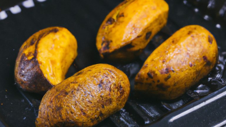 Imagem de uma banana cortada longitudinalmente e colocada em uma fritadeira. A casca da banana está ligeiramente dourada e há uma fatia de banana saliente da fritadeira.