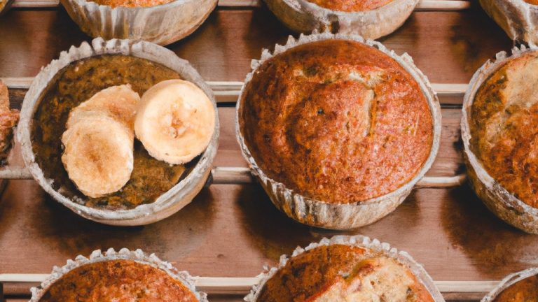 Imagem de um cupcake integral de banana e aveia assado em uma Airfryer. O cupcake é dourado e tem uma textura crocante por fora e um miolo macio e fofinho por dentro. O cupcake é coberto com uma cobertura de cream cheese e polvilhado com aveia.