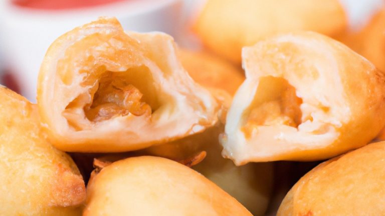Imagem de empanados dourados e crocantes preparados na airfryer. A airfryer é um aparelho de cozinha que cozinha alimentos usando ar quente, resultando em alimentos fritos crocantes com menos gordura. Os empanados são revestidos com farinha de rosca e fritos até ficarem dourados e crocantes por fora e macios e suculentos por dentro.
